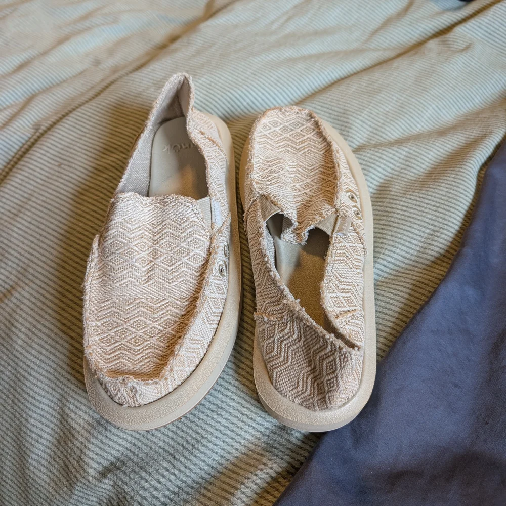 Sanuk Cream Flats with Quilted Texture NWOT - Picture 2 of 2